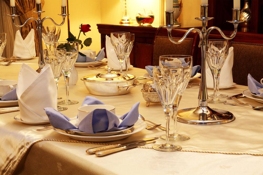 Intercontinental Dar Al Iman Madinah By Ihg Hotel Medina Kültér fotó The image shows a beautifully arranged dining table set for a formal occasion. The table is covered with a light-colored tablecloth, and the place settings include elegant dinnerware, including plates and crystal glassware. 

Each place setting has f